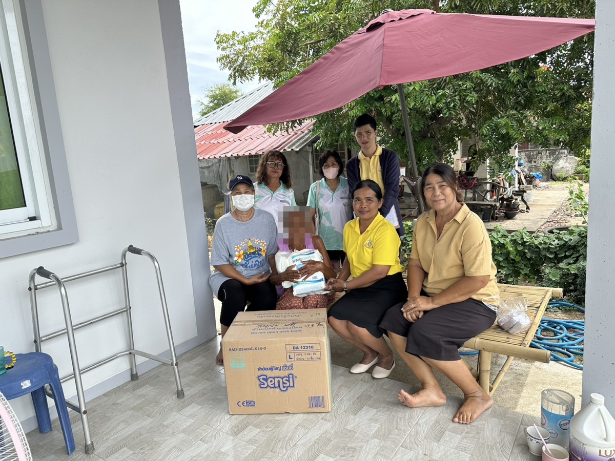วันที่ 3 กรกฎาคม 2567 นายชัยรัตน์ กิตติหิรัญวัฒน์ นายกเทศมนตรีตำบลตลาดแคล มอบหมายให้เจ้าหน้าที่กองสาธารณสุขและสิ่งแวดล้อมและผู้ช่วยเหลือดูแลผู้มีภาวะพึ่งพิง ลงพื้นที่เยี่ยมให้กำลังใจและมอบผลิตภัณฑ์ผ้าอ้อมผู้ใหญ่ แผ่นรองซึมซับให้กับผู้มีภาวะพึ่งพิง ตามชุดสิทธิประโยชน์ สปสช. ภายใต้โครงการการจัดบริการดูแลระยะยาวสำหรับผู้สูงอายุที่มีภาวะพึ่งพิงและบุคคลอื่นที่มีภาวะพึ่งพิง (Long Term Care) ภายในเขตเทศบาลตำบลตลาดแค