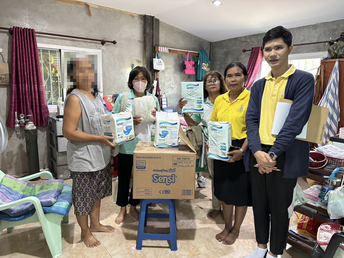 วันที่ 3 กรกฎาคม 2567 นายชัยรัตน์ กิตติหิรัญวัฒน์ นายกเทศมนตรีตำบลตลาดแคล มอบหมายให้เจ้าหน้าที่กองสาธารณสุขและสิ่งแวดล้อมและผู้ช่วยเหลือดูแลผู้มีภาวะพึ่งพิง ลงพื้นที่เยี่ยมให้กำลังใจและมอบผลิตภัณฑ์ผ้าอ้อมผู้ใหญ่ แผ่นรองซึมซับให้กับผู้มีภาวะพึ่งพิง ตามชุดสิทธิประโยชน์ สปสช. ภายใต้โครงการการจัดบริการดูแลระยะยาวสำหรับผู้สูงอายุที่มีภาวะพึ่งพิงและบุคคลอื่นที่มีภาวะพึ่งพิง (Long Term Care) ภายในเขตเทศบาลตำบลตลาดแค