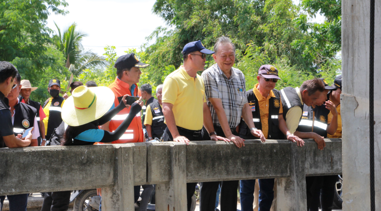 วันที่ 21 มิถุนายน 2567 นายชัยรัตน์ กิตติหิรัญวัฒน์ นายกเทศมนตรีตำบลตลาดแค พร้อมด้วยคณะผู้บริหาร สมาชิกสภาเทศบาล เจ้าหน้าที่เทศบาลตำบลตลาดแค ลงพื้นที่ร่วมกับตัวแทนจากโครงการส่งน้ำและบำรุงรักษาทุ่งสัมฤทธิ์ องค์การบริหารส่วนตำบลธารปราสาท กำนัน ผู้ใหญ่บ้าน ต้อนรับนายจิรเดช พงษ์ประสิทธิ์ นายอำเภอโนนสูง ร่วมสังเกตุการณ์การเปิดประตูระบายน้ำ เพื่อแก้ไขปัญหาความเดือดร้อนให้กับประชาชน บริเวณลำธารปราสาท อำเภอโนนสูง จังหวัดนครราชสีมา