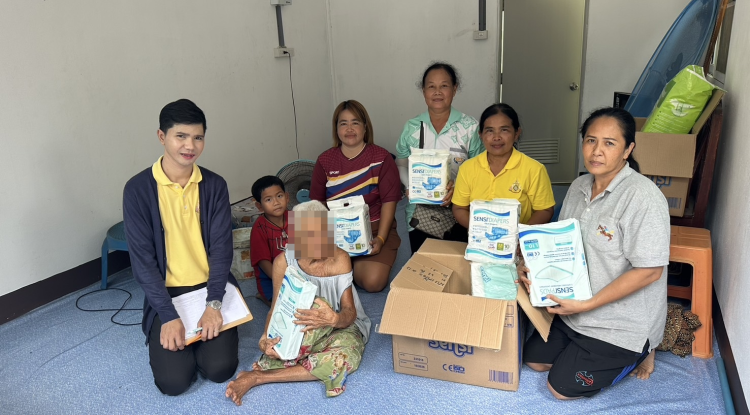 วันที่ 3 กรกฎาคม 2567 นายชัยรัตน์ กิตติหิรัญวัฒน์ นายกเทศมนตรีตำบลตลาดแคล มอบหมายให้เจ้าหน้าที่กองสาธารณสุขและสิ่งแวดล้อมและผู้ช่วยเหลือดูแลผู้มีภาวะพึ่งพิง  ลงพื้นที่เยี่ยมให้กำลังใจและมอบผลิตภัณฑ์ผ้าอ้อมผู้ใหญ่ แผ่นรองซึมซับให้กับผู้มีภาวะพึ่งพิง ตามชุดสิทธิประโยชน์ สปสช. ภายใต้โครงการการจัดบริการดูแลระยะยาวสำหรับผู้สูงอายุที่มีภาวะพึ่งพิงและบุคคลอื่นที่มีภาวะพึ่งพิง (Long Term Care) ภายในเขตเทศบาลตำบลตลาดแค