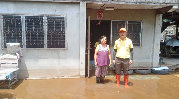 วันที่ 5 กรกฎาคม 2567  นายชัยรัตน์ กิตติหิรัญวัฒน์ นายกเทศมนตรีตำบลตลาดแค มอบหมายให้เจ้าหน้าที่เทศบาลตำบลตลาดแค ลงพื้นที่ดำเนินการ สูบน้ำเพื่อบรรเทาความเดือดร้อนจากเหตุน้ำที่ท่วมขังบ้านเรือนประชาชน ตามที่ประชาชนได้ขอความอนุเคราะห์ ในเขตเทศบาลตำบลตลาดแค