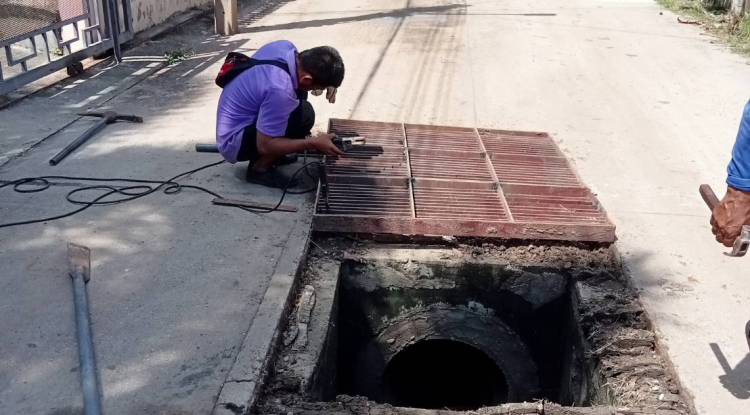 วันที่ 5 กรกฎาคม 2567  นายชัยรัตน์ กิตติหิรัญวัฒน์ นายกเทศมนตรีตำบลตลาดแค มอบหมายให้เจ้าหน้าที่เทศบาลตำบลตลาดแค ลงพื้นที่ดำเนินการ ซ่อมแซมฝาตะแกรงเหล็กที่ชำรุด บริเวณชุมชนสำโรงตะวันออก อำเภอโนนสูง จังหวัดนครราชสีมา