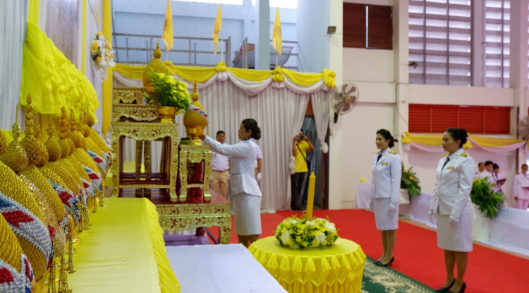 วันที่ 28 กรกฎาคม 2567 นายชัยรัตน์ กิตติหิรัญวัฒน์ นายกเทศมนตรีตำบลตลาดแค มอบหมายให้ นางสาวบรรจง เพ็ชรพิมาย รองนายกเทศมนตรีตำบลตลาดแค พร้อมด้วยนางวรรณา นานอก รองนายกเทศมนตรีตำบลตลาดแค สมาชิกสภาเทศบาล รองปลัดเทศบาล และเจ้าหน้าที่สังกัดสำนักปลัดเทศบาล ร่วมพิธีถวายเครื่องราชสักการะและวางพานพุ่ม และพิธีจุดเทียนถวายพระพรชัยมงคล พระบาทสมเด็จพระเจ้าอยู่หัว เนื่องในโอกาสพระราชพิธีมหามงคลเฉลิมพระชนมพรรษา 6 รอบ 28 กรกฎาคม 2567 ณ หอประชุมอำเภอโนนสูง จังหวัดนครราชสีมา