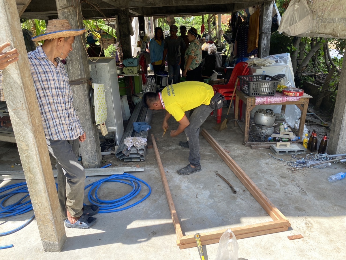 วันที่ 5 สิงหาคม 2567 นายชัยรัตน์ กิตติหิรัญวัฒน์ นายกเทศมนตรีตำบลตลาดแค มอบหมายให้กองสวัสดิการสังคม พร้อมด้วยนายประกอบ กระจ่างโพธิ์ สมาชิกสภาเทศบาล นายสุทธิพงษ์โตนอก ผู้ใหญ่บ้านหมู่ที่ 15 นายสมคิด โตโคกสูง นายวิชาญ จะขุนทอน นายพุฒิชงค์ วงษ์อินทร์ นายวี แจ้งดี ลงพื้นที่ร่วมแรงร่วมใจกันดำเนินงานตามโครงการปรับสภาพแวดล้อมที่อยู่อาศัยให้แก่คนพิการ บ้านนายมงคล ปานทองสุข หมู่ที่ 15 ตำบลธารปราสาท อำเภอโนนสูง จังหวัดนครราชสีมา