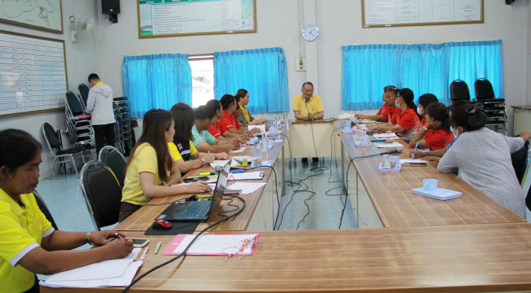 วันที่ 6 กันยายน 2567 นายชัยรัตน์ กิตติหิรัญวัฒน์ นายกเทศมนตรีตำบลตลาดแค พร้อมด้วยนางวรรณา นานอก รองนายกเทศมนตรีตำบลคลาดแค เจ้าหน้าที่เทศบาลตำบลตลาดแค และผู้ช่วยเหลือดูแลผู้มีภาวะพึ่งพิง ประชุมติดตามผลการดำเนินงานการจัดระบบการดูแลระยะยาวด้านสาธารณสุขสำหรับผู้สูงอายุที่มีภาวะพึ่งพิงและบุคคลอื่นที่มีภาวะพึ่งพิง (Long Term Care) ประจำเดือน มิถุนายน-กรกฎาคม 2567 ณ ห้องประชุมเทศบาลตำบลตลาดแค  อำเภอโนนสูง จังหวัดนครราชสีมา