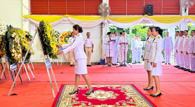 วันที่ 13 ตุลาคม 2567 นายชัยรัตน์ กิตติหิรัญวัฒน์ นายกเทศมนตรีตำบลตลาดแค มอบหมายให้นางสาวบรรจง เพ็ชรพิมาย รองนายกเทศมนตรีตำบลตลาดแค พร้อมด้วยนางวรรณา นานอก รองนายกเทศมนตรีตำบลตลาดแค  พนักงานเทศบาลตำบลตลาดแค ร่วมพิธีวางพวงมาลาถวายราชสักการะ เนื่องในวันคล้ายวันสวรรคตพระบาทสมเด็จพระบรมชนกาธิเบศร มหาภูมิพลอดุลยเดชมหาราช บรมนาถบพิตร 