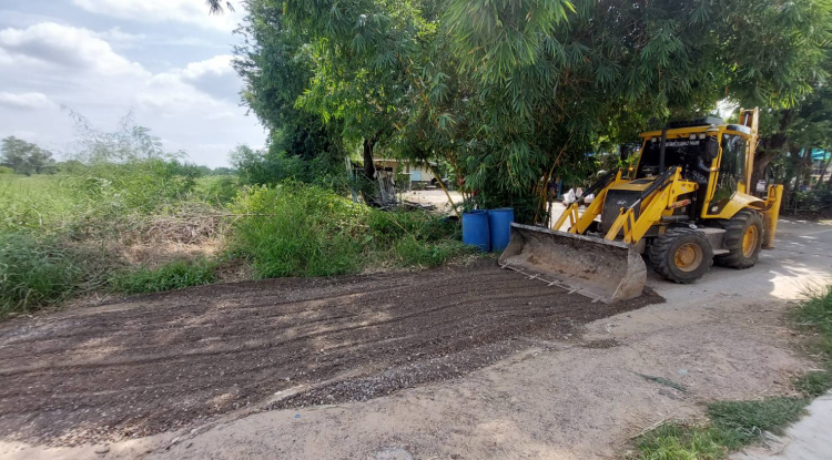 วันที่ 24 ตุลาคม 2567 นายชัยรัตน์ กิตติหิรัญวัฒน์ นายกเทศมนตรีตำบลตลาดแค มอบหมายให้เจ้าหน้าที่เทศบาลตำบลตลาดแค ดำเนินการลงหินคลุกปรับสภาพพื้นผิวจราจร เพื่อบรรเทาความเดือดร้อนให้กับประชาชนที่ใช้ทางสัญจรไปมา  บริเวณถนนเทศบาล ซอย 13 ชุมชนตะขบ ม.4  ตำบลธารปราสาท อำเภอโนนสูง จังหวัดนครราชสีมา