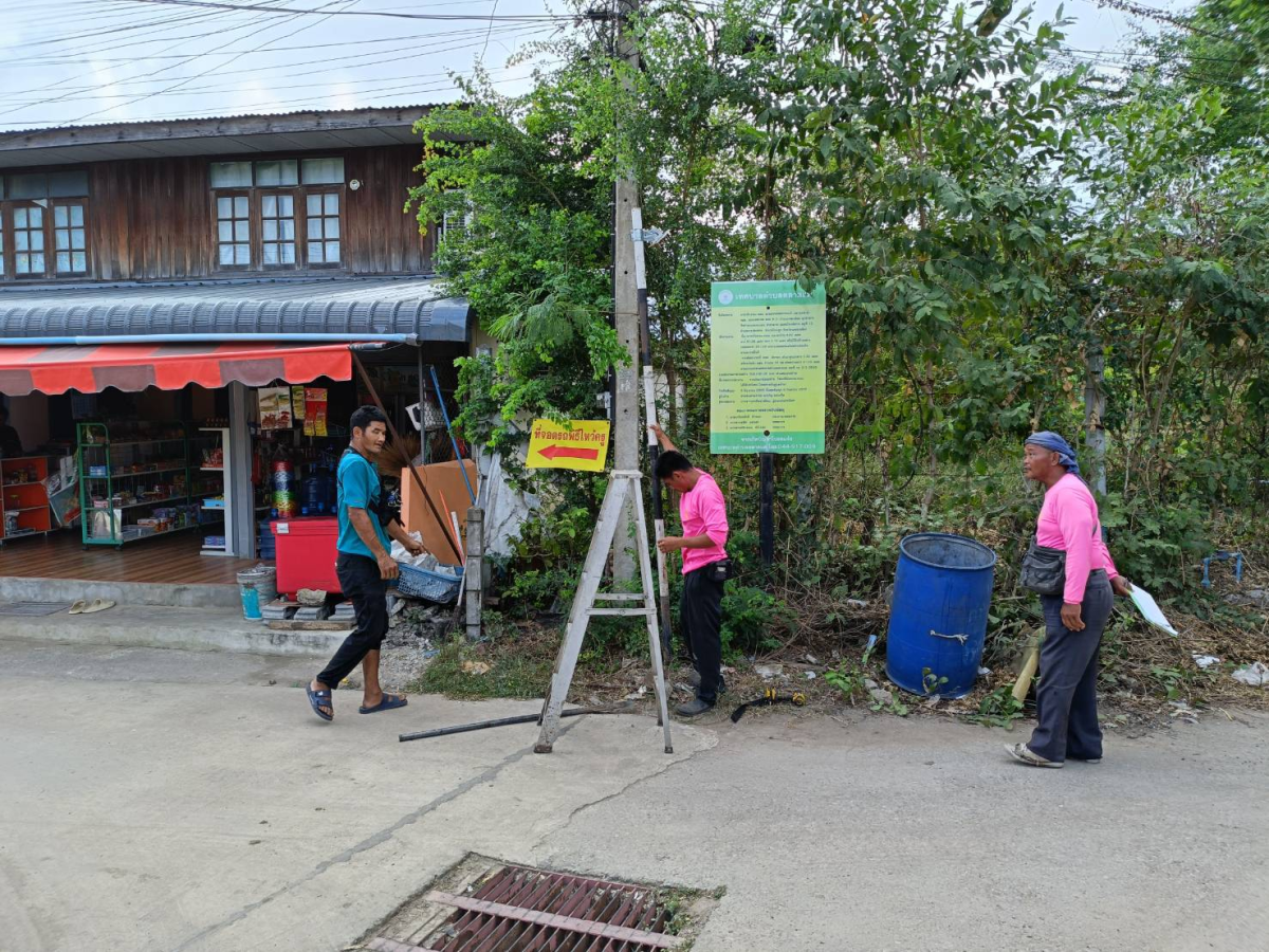 วันที่ 5 พฤศจิกายน 2567 นายชัยรัตน์ กิตติหิรัญวัฒน์ นายกเทศมนตรีตำบลตลาดแค มอบหมายให้เจ้าหน้าที่เทศบาลตำบลตลาดแค ลงพื้นที่ดำเนินการ ติดตั้งวัสดุจราจร (กระจกโค้งมน) เพื่อป้องกันการเกิดอุบัติเหตุบริเวณทางแยก หรือทางโค้งเข้า - ออก ของชุมชน บริเวณจุดเสี่ยงในพื้นที่ฯ ภายในเขตเทศบาลตำบลตลาดแค