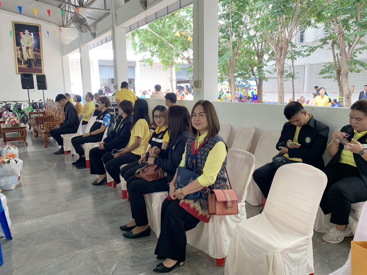 วันที่ 7 พฤศจิกายน 2567 นายชัยรัตน์ กิตติหิรัญวัฒน์ นายกเทศมนตรีตำบลตลาดแค มอบหมายให้นางสาวบรรจง เพ็ชรพิมาย รองนายกเทศมนตรีตำบลตลาดแค พร้อมด้วยนางสาวพัทธ์ธีรา ศิริทรัพย์ รองปลัดเทศบาล รักษาราชการแทน ปลัดเทศบาลตำบลตลาดแค เข้าร่วมกิจกรรมโครงการ "สร้างเสริมความจงรักภักดีต่อสถาบัน บำบัดทุกข์ บำรุงสุข สร้างรอยยิ้มให้ประชาชน" ประจำปีงบประมาณ พ.ศ.2568 ณ โรงเรียนบ้านพลจลก