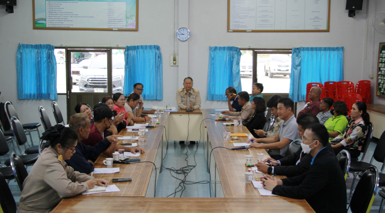 วันที่ 6 พฤศจิกายน 2567 นายชัยรัตน์ กิตติหิรัญวัฒน์ นายกเทศมนตรีตำบลตลาดแค  พร้อมด้วยคณะผู้บริหาร สมาชิกสภาเทศบาลตำบลตลาดแค ผู้ใหญ่บ้าน  และประธานชุมชน ร่วมประชุมเตรียมความพร้อมการจัดงานประเพณีลอยกระทง ประจำปี 2567