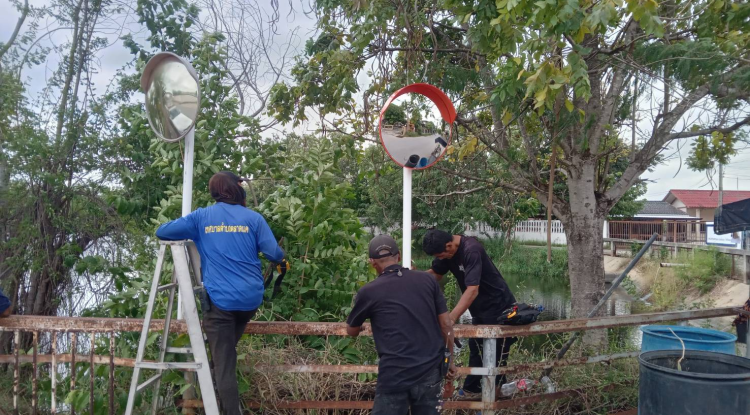 วันที่ 6 พฤศจิกายน  2567 นายชัยรัตน์ กิตติหิรัญวัฒน์ นายกเทศมนตรีตำบลตลาดแค มอบหมายให้เจ้าหน้าที่เทศบาลตำบลตลาดแค ลงพื้นที่ดำเนินการ ติดตั้งวัสดุจราจร (กระจกโค้งมน) เพื่อป้องกันการเกิดอุบัติเหตุบริเวณทางแยก หรือทางโค้งเข้า - ออก ของชุมชน บริเวณจุดเสี่ยงในพื้นที่ฯ ภายในเขตเทศบาลตำบลตลาดแค