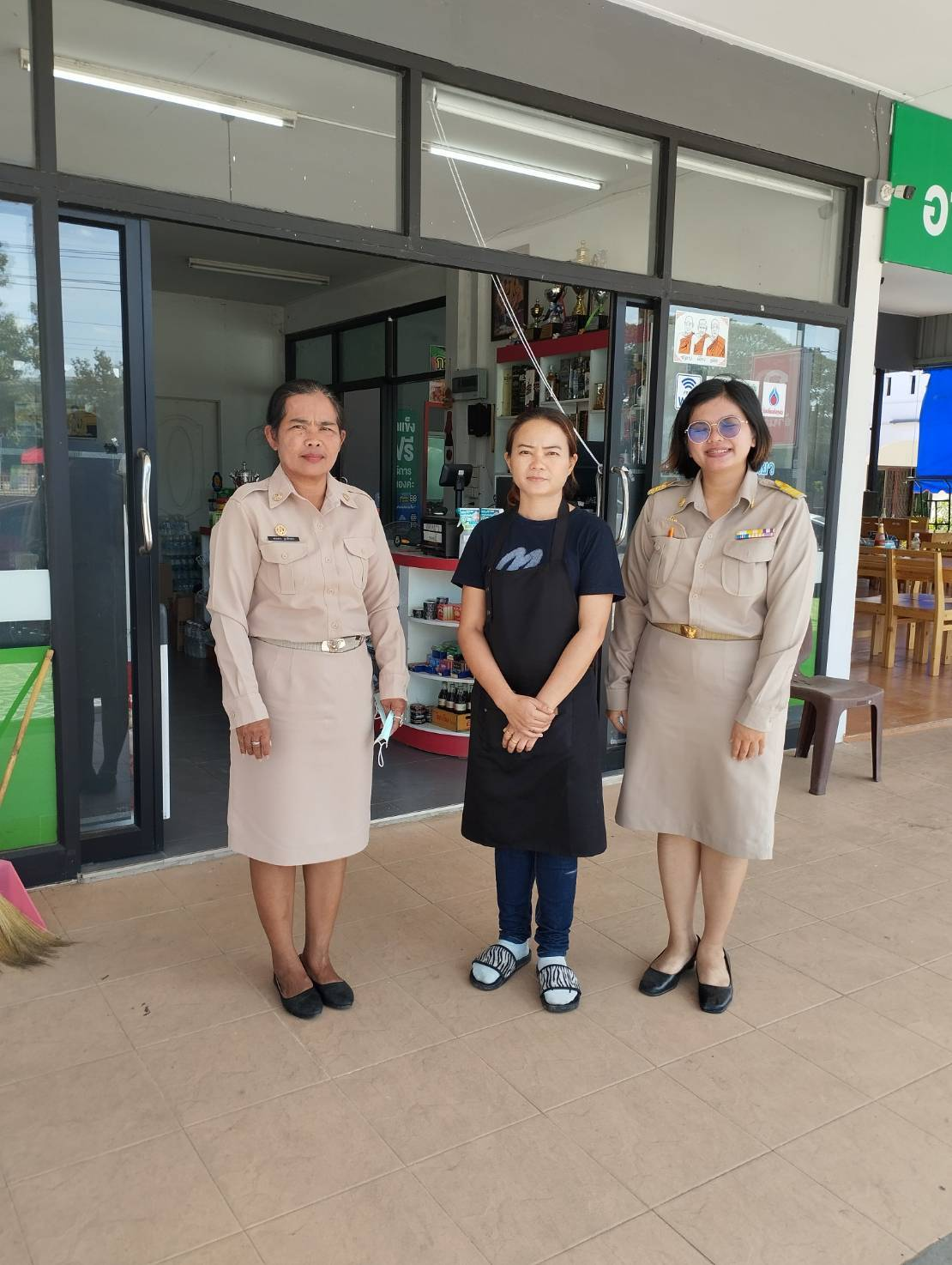 วันที่ 27 พฤศจิกายน 2567 นายชัยรัตน์ กิตติหิรัญวัฒน์ นายกเทศมนตรีตำบลตลาดแค มอบหมายให้เจ้าหน้าที่เทศบาลตำบลตลาดแค ลงพื้นที่ดำเนินการออกตรวจสอบและต่อใบอนุญาตสถานประกอบกิจการที่เป็นอันตรายต่อสุขภาพและหนังสือรับรองการแจ้งจัดตั้งสถานที่สะสมอาหารหรือสถานที่จำหน่ายอาหาร ในเขตเทศบาลตำบลตลาดแค ตำบลธารปราสาท อำเภอโนนสูง จังหวัดนครราชสีมา