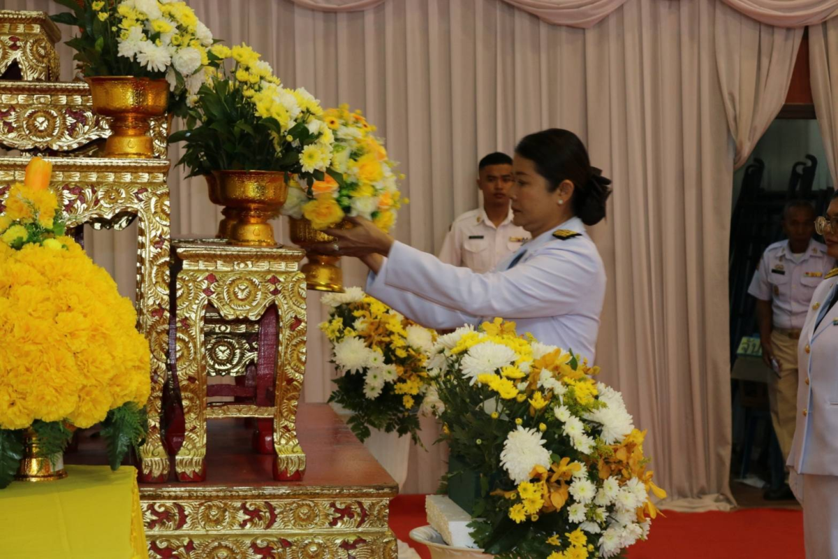 วันที่ 5 ธันวาคม 2567 นายชัยรัตน์ กิตติหิรัญวัฒน์ นายกเทศมนตรีตำบลตลาดแค มอบหมายให้นางสาวบรรจง เพ็ชรพิมาย รองนายกเทศมนตรีตำบลตลาดแค พร้อมด้วยนางวรรณา นานอก รองนายกเทศมนตรีตำบลตลาดแค และเจ้าหน้าที่เทศบาลตำบลตลาดแค ร่วมพิธีวางพานพุ่ม ถวายราชสักการะพระบาทสมเด็จพระบรมชนกาธิเบศร มหาภูมิพลอดุลยเดชมหาราช บรมนาถบพิตร เนื่องในวันคล้ายวันพระราชสมภพ 5 ธันวาคม 2567