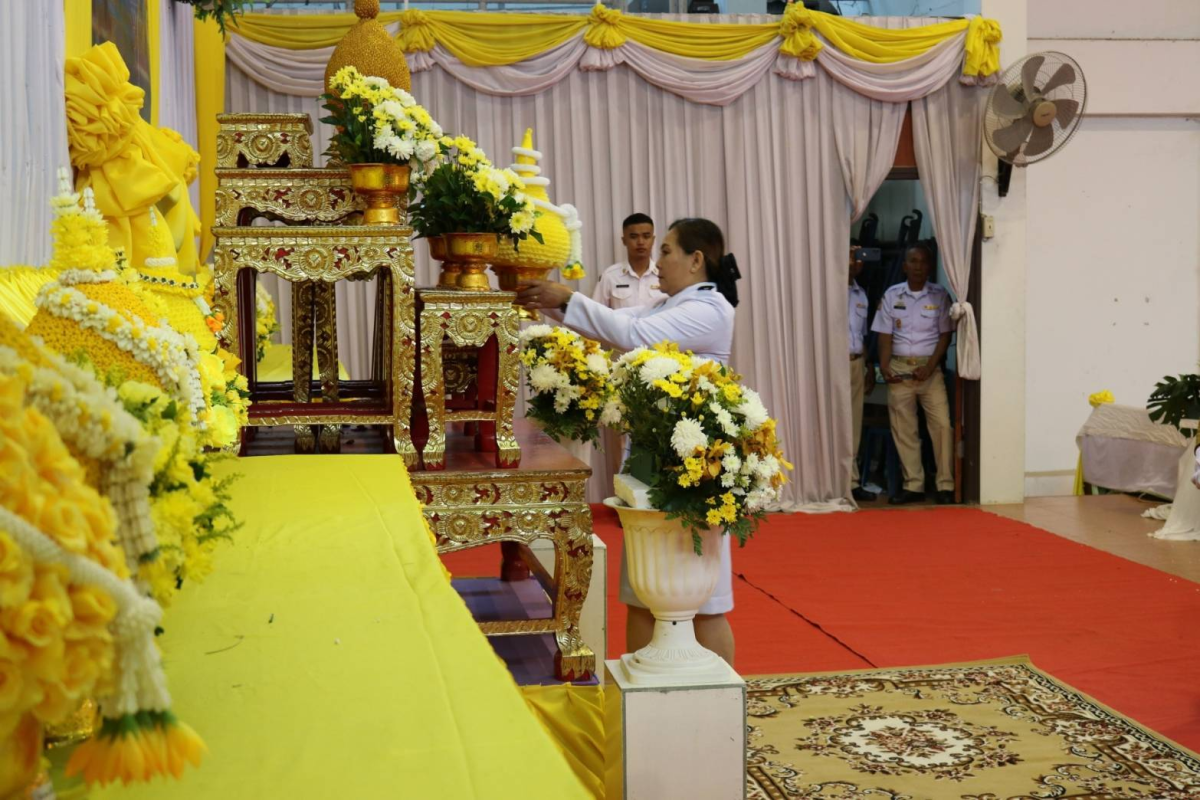วันที่ 5 ธันวาคม 2567 นายชัยรัตน์ กิตติหิรัญวัฒน์ นายกเทศมนตรีตำบลตลาดแค มอบหมายให้นางสาวบรรจง เพ็ชรพิมาย รองนายกเทศมนตรีตำบลตลาดแค พร้อมด้วยนางวรรณา นานอก รองนายกเทศมนตรีตำบลตลาดแค และเจ้าหน้าที่เทศบาลตำบลตลาดแค ร่วมพิธีวางพานพุ่ม ถวายราชสักการะพระบาทสมเด็จพระบรมชนกาธิเบศร มหาภูมิพลอดุลยเดชมหาราช บรมนาถบพิตร เนื่องในวันคล้ายวันพระราชสมภพ 5 ธันวาคม 2567
