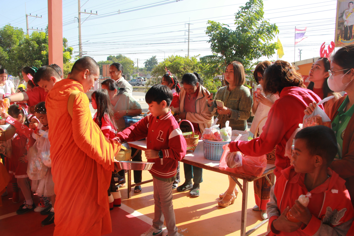 วันที่ 25 ธันวาคม 2567 นายชัยรัตน์ กิตติหิรัญวัฒน์ นายกเทศบาลตำบลตลาดแค พร้อมด้วยคณะผู้บริหาร สมาชิกสภาเทศบาล พนักงานเทศบาลตำบลตลาดแค บุคลากรครูโรงเรียนเทศบาลตลาดแค และผู้ปกครองนักเรียนโรงเรียนเทศบาลตลาดแค ร่วมกิจกรรมพิธีทำบุญส่งท้ายปี 2567 และต้อนรับปี 2568 กิจกรรมทำบุญตักบาตรข้าวสาร อาหารแห้ง