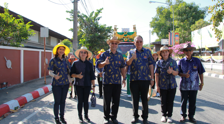 วันที่ 6 พฤศจิกายน 2567 นายชัยรัตน์ กิตติหิรัญวัฒน์ นายกเทศบาลตำบลตลาดแค พร้อมด้วยคณะผู้บริหาร สมาชิกสภาเทศบาล  เจ้าหน้าที่เทศบาลตำบลตลาดแค และพี่น้องประชาชนชาวตลาดแค  ร่วมขบวนแห่ในงาน "สืบสานตำนานข้าวและของดีอำเภอโนนสูง“