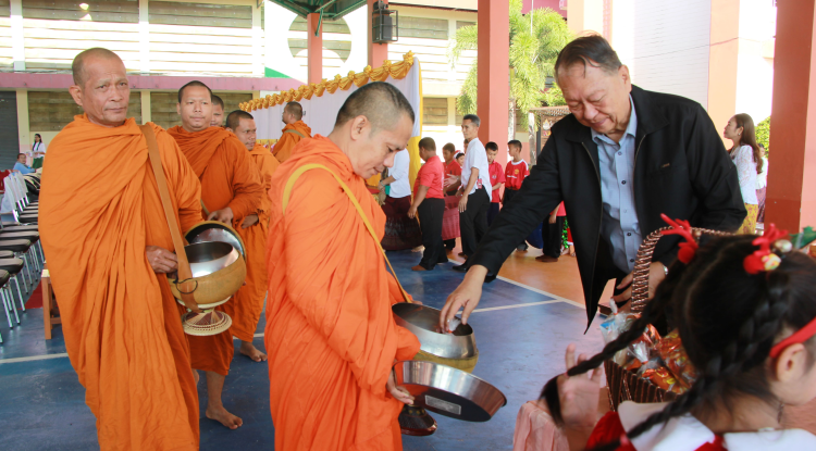 วันที่  25 ธันวาคม 2567 นายชัยรัตน์ กิตติหิรัญวัฒน์ นายกเทศบาลตำบลตลาดแค พร้อมด้วยคณะผู้บริหาร สมาชิกสภาเทศบาล พนักงานเทศบาลตำบลตลาดแค บุคลากรครูโรงเรียนเทศบาลตลาดแค และผู้ปกครองนักเรียนโรงเรียนเทศบาลตลาดแค ร่วมกิจกรรมพิธีทำบุญส่งท้ายปี 2567 และต้อนรับปี 2568 กิจกรรมทำบุญตักบาตรข้าวสาร อาหารแห้ง 