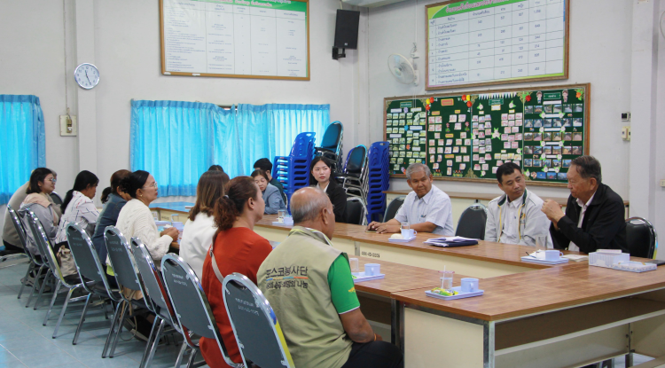 วันที่ 8 มกราคม 2568 นายชัยรัตน์ กิตติหิรัญวัฒน์ นายกเทศมนตรีตำบลตลาดแค  พร้อมด้วยคณะผู้บริหาร เจ้าหน้าที่เทศบาล ตัวแทนผู้สูงอายุ และตัวแทนชมรมแอโรบิคเพื่อสุขภาพ 5D บ้านสำโรง หมู่ที่ 1 ประชุมร่วมกับตัวแทนจากคณะมนุษยศาสตร์และสังคมศาสตร์ มหาวิทยาลัยราชภัฎนครราชสีมา เพื่อกำหนดแนวทางการดำเนินโครงการส่งเสริมกิจกรรมให้กับประชาชน สร้างอัตลักษณ์และพัฒนาท้องถิ่นในเขตเทศบาลตำบลตลาดแค