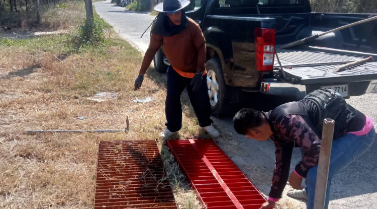 วันที่ 14 มกราคม 2568  นายชัยรัตน์ กิตติหิรัญวัฒน์ นายกเทศมนตรีตำบลตลาดแค มอบหมายให้เจ้าหน้าที่เทศบาลตำบลตลาดแค ลงพื้นที่ดำเนินการ เปลี่ยนตะแกรงฝาท่อระบายน้ำที่ชำรุด บริเวณชุมชนสำโรงตะวันออก อำเภอโนนสูง จังหวัดนครราชสีมา