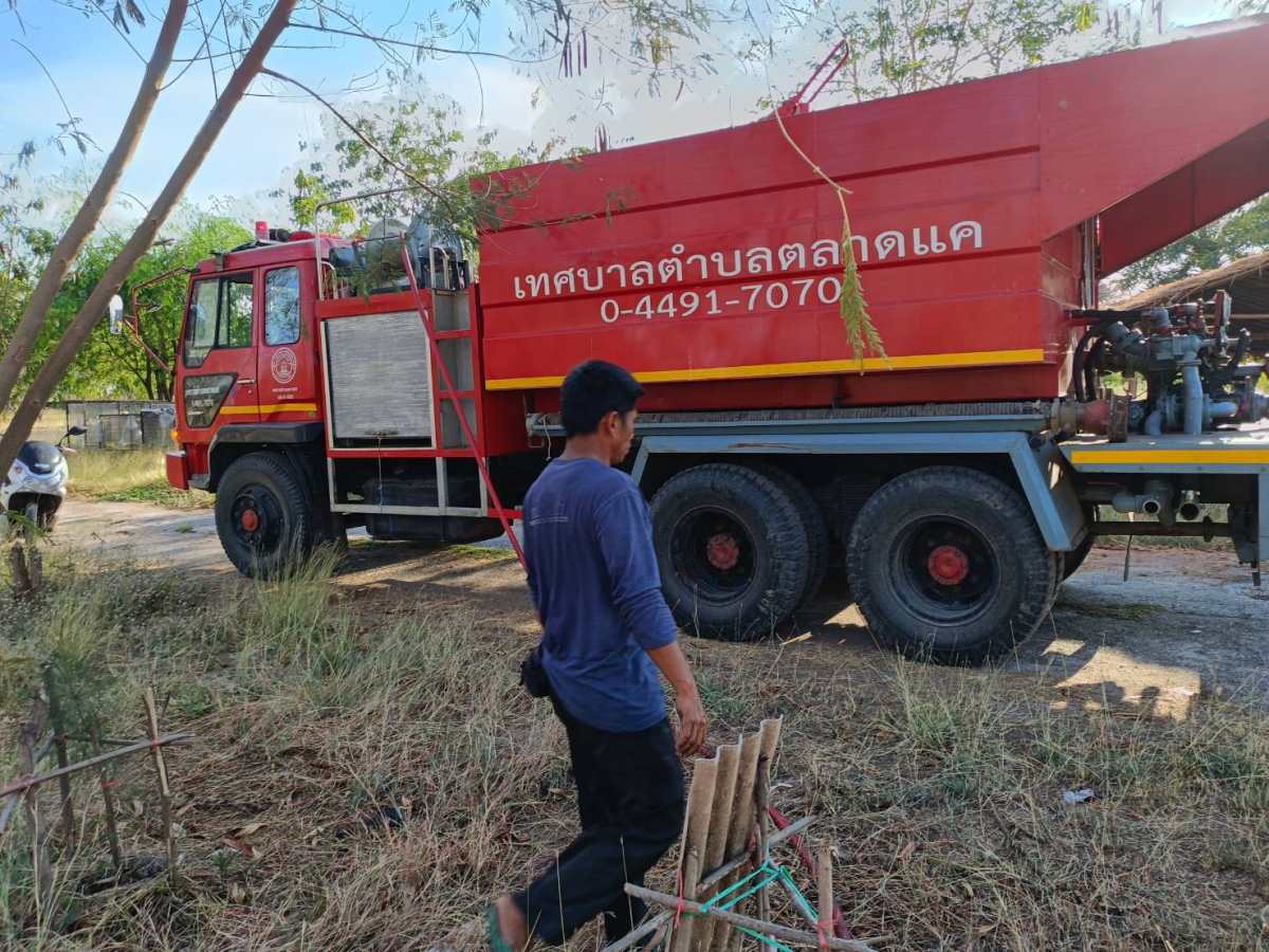 วันที่ 28 กุมภาพันธ์ 2568 เวลา 16.00น. ได้รับประสานงานจาก สภ.โนนสูง แจ้งเหตุไฟไหม้หญ้าที่กำลังลุกลามเข้าโกดีังเก่า ปากทางบ้านสัมฤทธิ์ นายชัยรัตน์ กิตติหิรัญวัฒน์ นายกเทศมนตรีตำบลตลาดแค ได้สั่งการให้เจ้าหน้าที่งานป้องกันและบรรเทาสาธารณภัย นำรถน้ำออกระงับเหตุเพลิงไหม้ที่เกิดเหตุดังกล่าว ร่วมกับ องค์การบริหารส่วนตำบลธารปราสาท