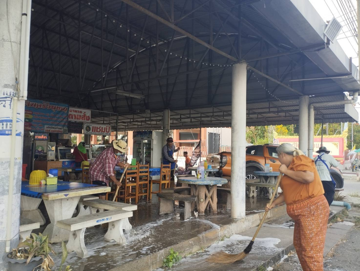 วันที่ 6 มีนาคม 2568 นายชัยรัตน์ กิตติหิรัญวัฒน์ นายกเทศมนตรีตำบลตลาดแค มอบหมายให้เจ้าหน้าที่เทศบาลตำบลตลาดแค ดำเนินการล้างทำความสะอาดตลาดและร้านค้าหน้าเทศบาลตำบลตลาดแค ตำบลธารปราสาท อำเภอโนนสูง จังหวัดนครราชสีมา