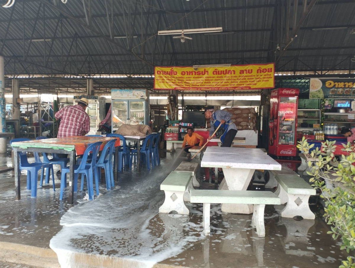 วันที่ 6 มีนาคม 2568 นายชัยรัตน์ กิตติหิรัญวัฒน์ นายกเทศมนตรีตำบลตลาดแค มอบหมายให้เจ้าหน้าที่เทศบาลตำบลตลาดแค ดำเนินการล้างทำความสะอาดตลาดและร้านค้าหน้าเทศบาลตำบลตลาดแค ตำบลธารปราสาท อำเภอโนนสูง จังหวัดนครราชสีมา