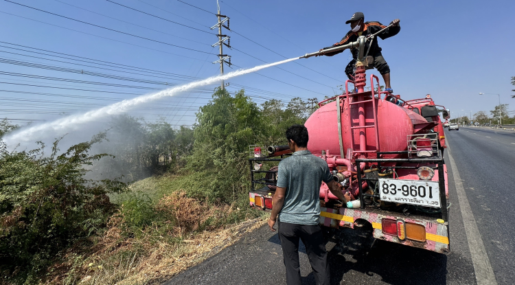 วันที่ 10 กุมภาพันธ์  2568  เวลา 12.10 น. เทศบาลตำบลตลาดแค ได้รับการแจ้งเหตุพบเหตุไฟไหม้หญ้าบริเวณยูเทิร์นป้ายใหญ่ นายชัยรัตน์ กิตติหิรัญวัฒน์  นายกเทศมนตรีตำบลตลาดแค ได้สั่งการให้เจ้าหน้าที่งานป้องกันและบรรเทาสาธารณภัย  นำรถน้ำออกระงับเหตุเพลิงไหม้ที่เกิดเหตุดังกล่าว