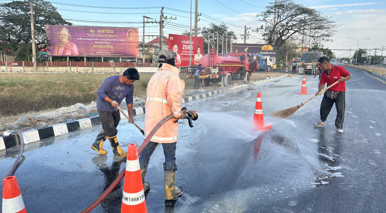 วันที่ 28 กุมภาพันธ์ 2568 นายชัยรัตน์ กิตติหิรัญวัฒน์  นายกเทศมนตรีตำบลตลาดแค มอบหมายให้เจ้าหน้าที่เทศบาลตำบลตลาดแค ออกดำเนินการฉีดล้างถนนเพื่อทำความสะอาด ถนนบริเวณ 3 แยกทางเข้าพิมาย กรณีปูนหล่นจากรถเทรนเลอร์ เพื่อไม่ให้เกิดอันตรายต่อผู้ใช้ทางสัญจรบริเวณดังกล่าว