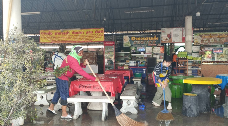วันที่ 6 มีนาคม 2568 นายชัยรัตน์ กิตติหิรัญวัฒน์ นายกเทศมนตรีตำบลตลาดแค มอบหมายให้เจ้าหน้าที่เทศบาลตำบลตลาดแค ดำเนินการล้างทำความสะอาดตลาดและร้านค้าหน้าเทศบาลตำบลตลาดแค ตำบลธารปราสาท อำเภอโนนสูง จังหวัดนครราชสีมา