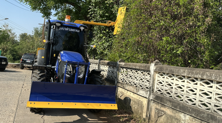 วันที่ 10 มีนาคม 2568 นายชัยรัตน์ กิตติหิรัญวัฒน์ นายกเทศมนตรีตำบลตลาดแค มอบหมายให้เจ้าหน้าที่เทศบาลตำบลตลาดแค ดำเนินการปรับปรุงภูมิทัศน์ บริเวณถนนข้างวัดตลาดแค เพื่อเพิ่มวิสัยทัศน์ในการใช้ถนนและการขับขี่รถ  ตำบลธารปราสาท อำเภอโนนสูง จังหวัดนครราชสีมา