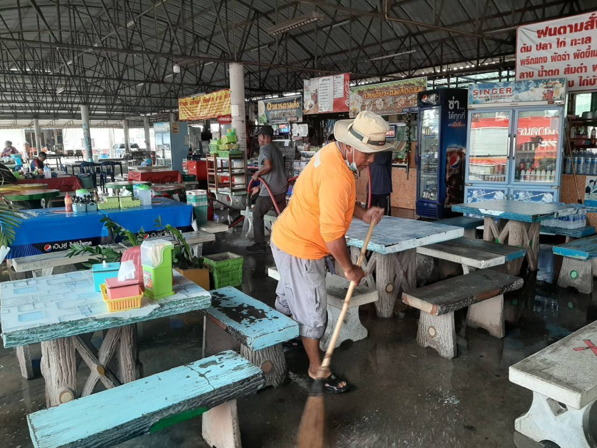วันที่ 21 มีนาคม 2568 นายชัยรัตน์ กิตติหิรัญวัฒน์ นายกเทศมนตรีตำบลตลาดแค มอบหมายให้เจ้าหน้าที่เทศบาลตำบลตลาดแค ดำเนินการล้างทำความสะอาดตลาดและร้านค้าหน้าเทศบาลตำบลตลาดแค ตำบลธารปราสาท อำเภอโนนสูง จังหวัดนครราชสีมา