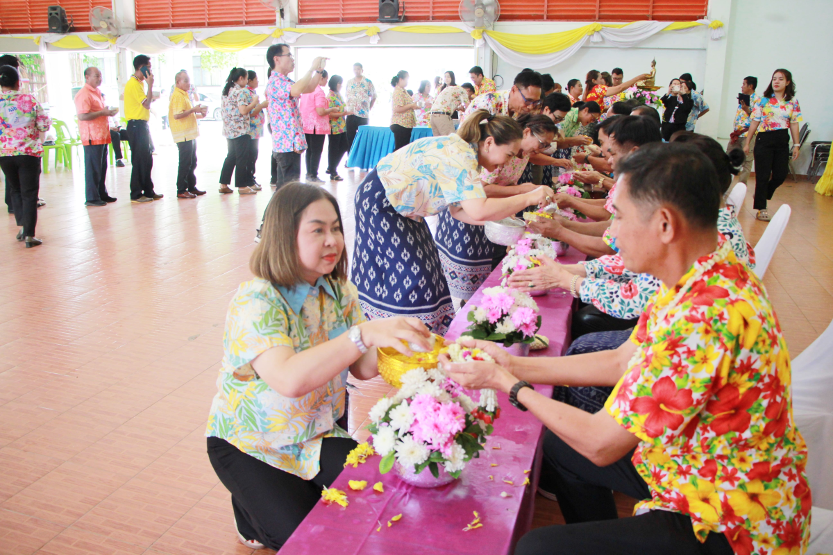 วันที่ 11 เมษายน 2568 นางสาวพัทธ์ธีรา ศิริทรัพย์ รองปลัดเทศบาล รักษาราชการปลัดเทศบาล ปฏิบัติหน้าที่ นายกเทศมนตรีตำบลตลาดแค ร่วมกิจกรรมสรงน้ำพระ รดน้ำขอพรท่านนายอำเภอโนนสูง เนื่องในเทศกาลสงกรานต์ ประจำปี 2568 หอประชุมอำเภอโนนสูง อำเภอโนนสูง จังหวัดนครราชสีมา