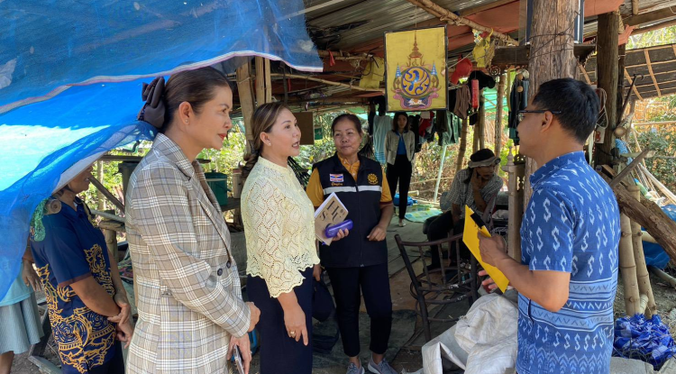 วันที่ 14 มีนาคม 2568 นายชัยรัตน์ กิตติหิรัญวัฒน์ นายกเทศมนตรีตำบลตลาดแค มอบหมายให้นางสาวบรรจง เพ็ชรพิมาย รองนายกเทศมนตรีตำบลตลาดแค พร้อมด้วยนางวรรณา นานอก รองนายกเทศมนตรีตำบลตลาดแค ค และเจ้าหน้าที่เทศบาลตำบลตลาดแค ลงพื้นที่ร่วมกับตัวแทนองค์การส่วนจังหวัดนครราชสีมา ออกตรวจเยี่ยมบ้านนายบุญสืบ ชมกลาง ชุมชนสระแทด หมู่ 11 เพื่อขอสนับสนุนงบประมาณสร้างบ้านผู้ยากจนยากไร้จากองค์การบริหารส่วนจังหวัดนครราชสีมา