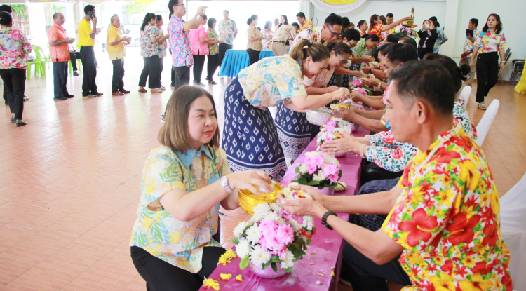 วันที่ 11 เมษายน 2568  นางสาวพัทธ์ธีรา ศิริทรัพย์ รองปลัดเทศบาล รักษาราชการปลัดเทศบาล ปฏิบัติหน้าที่ นายกเทศมนตรีตำบลตลาดแค  ร่วมกิจกรรมสรงน้ำพระ รดน้ำขอพรท่านนายอำเภอโนนสูง เนื่องในเทศกาลสงกรานต์ ประจำปี 2568 หอประชุมอำเภอโนนสูง อำเภอโนนสูง จังหวัดนครราชสีมา