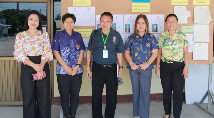 วันที่ 17 เมษายน 2568 นางสาวพัทธ์ธีรา ศิริทรัพย์ รองปลัดเทศบาล รักษาราชการแทน ปลัดเทศบาลตำบลตลาดแค  ผู้อำนวยการการเลือกตั้งประจำเทศบาลตำบลตลาดแค  พร้อมด้วยเจ้าหน้าที่ผู้ปฏิบัติงานการรับสมัครเลือกตั้ง  และผู้ที่มีส่วนเกี่ยวข้อง  ร่วมต้อนรับ นายเกรียงไกร กิริวรรณา  ผู้ตรวจการเลือกตั้งประจำจังหวัดนครราชสีมา   ลงพื้นที่ตรวจเยี่ยม และให้คำแนะนำเกี่ยวกับการเลือกตั้งสมาชิกสภาเทศบาลและนายกเทศมนตรี