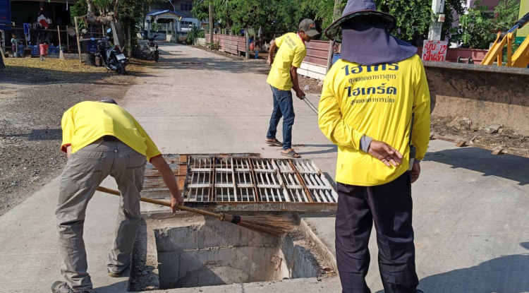 วันที่ 21 กุมภาพันธ์ 2568  นางสาวพัทธ์ธีรา ศิริทรัพย์ รองปลัดเทศบาล รักษาราชการแทน ปลัดเทศบาล ปฏิบัติหน้าที่นายกเทศมนตรีตำบลตลาดแค  มอบหมายให้เจ้าหน้าที่เทศบาลตำบลตลาดแค ลงพื้นที่ดำเนินการ เปลี่ยนตะแกรงฝาท่อระบายน้ำที่ชำรุด บริเวณชุมชนโนนพิมาน อำเภอโนนสูง จังหวัดนครราชสีมา