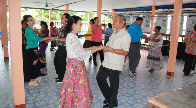 วันที่ 22-24 เมษายน 2568 เทศบาลตำบลตลาดแค นำโดยนางสาวพัทธ์ธีรา ศิริทรัพย์ รองปลัดเทศบาล รักษาราชการทน ปลัดเทศบาล ปฏิบัติหน้าที่นายกเทศมนตรีตำบลตลาดแค  ร่วมกับศูนย์พัฒนาคุณภาพชีวิตและส่งเสริมอาชีพผู้สูงอายุเทศบาลตำบลตลาดแค จัดโครงการส่งเสริมสุขภาพกายและใจ ด้วยการเต้นลีลาศและร้องเพลงเข้าจังหวะดนตรี  สนับสนุนงบประมาณโดยกองทุนหลักประกันสุขภาพในระดับท้องถิ่นหรือพื้นที่เทศบาลตำบลตลาดแค