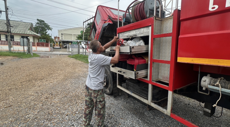 วันที่ 29 เมษายน 2568 นางสาวพัทธ์ธีรา ศิริทรัพย์ รองปลัดเทศบาล รักษาราชการ ปลัดเทศบาล ปฏิบัติหน้าที่ นายกเทศมนตรีตำบลตลาดแค มอบหมายให้เจ้าหน้าที่เทศบาลตำบลตลาดแคตรวจเช็คสภาพรถบรรทุกน้ำดับเพลิง และตรวจเช็ควัสดุอุปกรณ์สำหรับการระงับเหตุเพลิงไหม้   ให้อยู่ในสภาพที่พร้อมใช้งานตลอดเวลา หากเกิดเหตุฉุกเฉิน