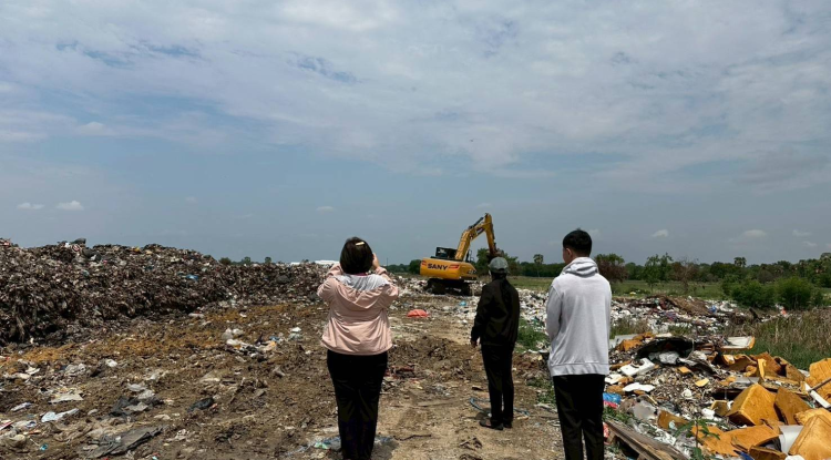 วันที่ 29 เมษายน 2568 นางสาวพัทธ์ธีรา ศิริทรัพย์ รองปลัดเทศบาล รักษาราชการ ปลัดเทศบาล ปฏิบัติหน้าที่ นายกเทศมนตรีตำบลตลาดแค มอบหมายให้เจ้าหน้าที่เทศบาลตำบลตลาดแค ติดตามการดำเนินงานปรับเกลี่ยและดันขยะในบ่อขยะ บริเวณบ่อขยะเทศบาล  หมู่ที่ 12 ชุมชนโนนพิมาน อำเภอโนนสูง จังหวัดนครราชสีมา