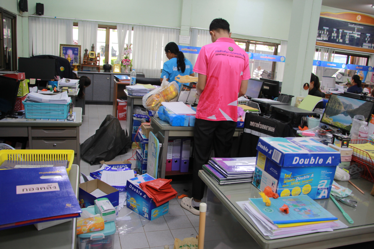 วันที่ 30 พฤษภาคม 2568 เทศบาลตำบลตลาดแค นำโดยนางสาวพัทธ์ธีรา ศิริทรัพย์ รองปลัดเทศบาล รักษาราชการแทน ปลัดเทศบาล ปฏิบัติหน้าที่ นายกเทศบาลตำบลตลาดแค พร้อมด้วยเจ้าหน้าที่ และพนักงานเทศบาลตำบลตลาดแค  ดำเนินการกิจกรรม 5 ส (Big Cleaning Day)