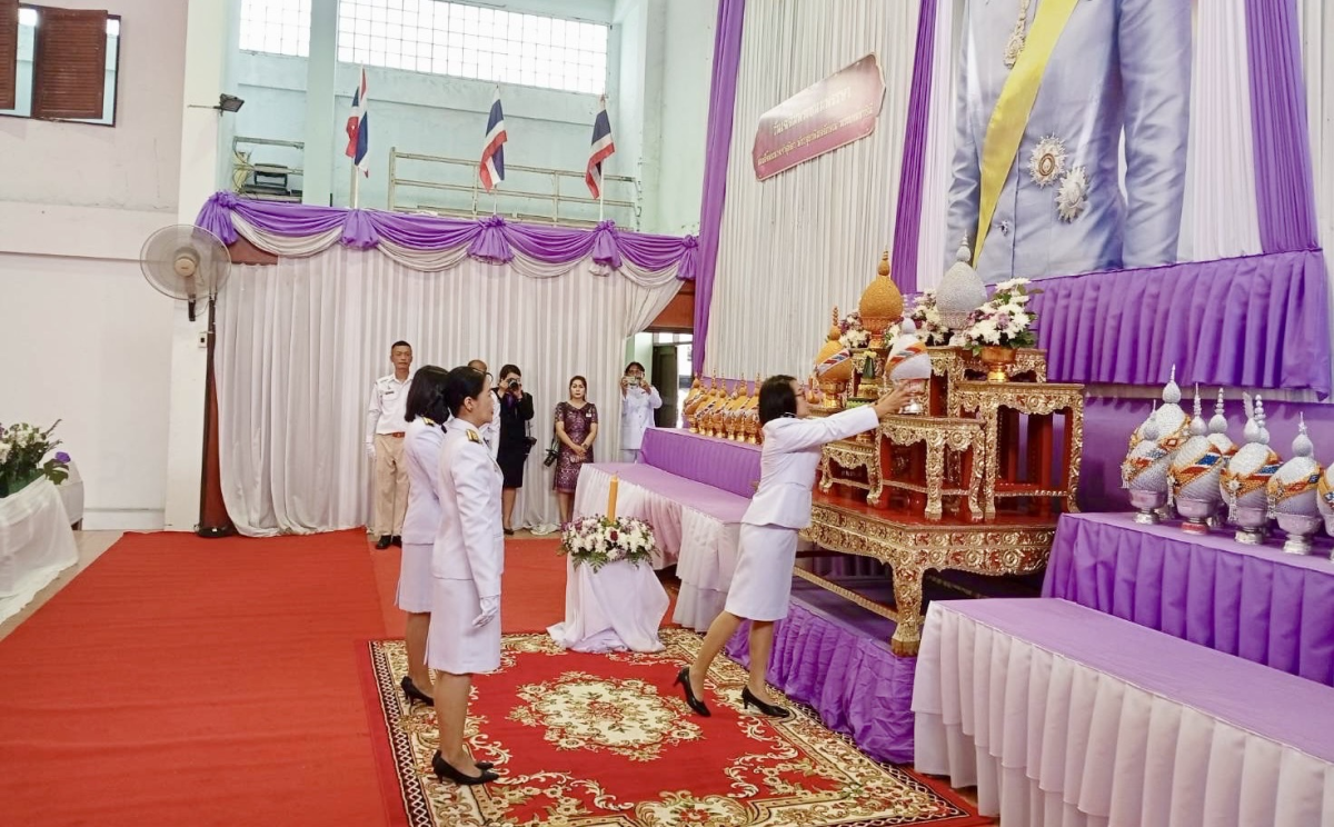 วันที่ 3 มิถุนายน 2568 นายกเทศมนตรีตำบลตลาดแค มอบหมายให้ นางสุรัชดา ตันตระกูล ผู้อำนวยการกองยุทธศาสตร์และงบประมาณ พร้อมด้วยเจ้าหน้าที่สังกัดกองยุทธศาสตร์และงบประมาณ และเจ้าหน้าที่หน่วยตรวจสอบภายใน ร่วมพิธีถวายเครื่องราชสักการะและวางพานพุ่ม และพิธีจุดเทียนถวายพระพรชัยมงคล เนื่องในโอกาสวันเฉลิมพระชนมพรรษา สมเด็จพระนางเจ้าสุทิดา พัชรสุธาพิมลลักษณ พระบรมราชินี 3 มิถุนายน 2568