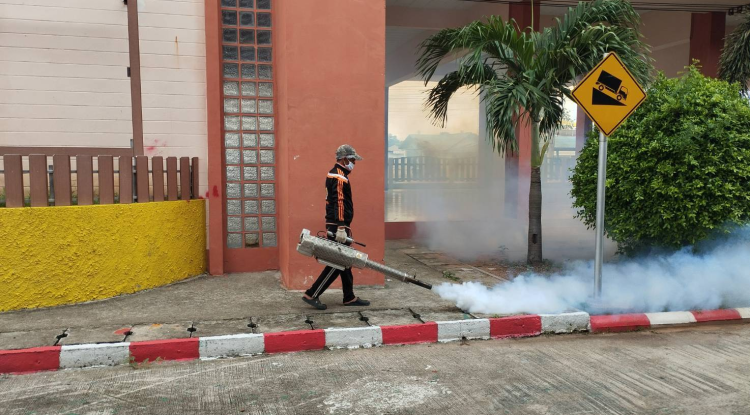 วันที่ 13 พฤษภาคม  2568 นางสาวพัทธ์ธีรา ศิริทรัพย์ รองปลัดเทศบาล รักษาราชการแทน ปลัดเทศบาล ปฏิบัติหน้าที่นายกเทศมนตรีตำบลตลาดแค มอบหมายให้เจ้าหน้าที่เทศบาลตำบลตลาดแค ลงพื้นที่ดำเนินการพ่นหมอกควันกำจัดยุงเพื่อเตรียมความพร้อมสำหรับการเปิดภาคเรียนของโรงเรียนเทศบาลตลาดแคและศูนย์พัฒนาเด็กเล็กเทศบาลตำบลตลาดแค อำเภอโนนสูง จังหวัดนครราชสีมา