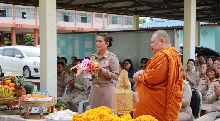 วันที่ 16 มิถุนายน  2568  เทศบาลตำบลตลาดแค นำโดยนางสาวบรรจง เพ็ชรพิมาย  นายกเทศมนตรีตำบลตลาดแค  พร้อมด้วยคณะผู้บริหาร  สมาชิกสภาเทศบาล  พนักงานเทศบาล  ลูกจ้างประจำ และพนักงานจ้าง ร่วมพิธี สักการะพระภูมิเจ้าที่ เพื่อความเป็นสิริมงคล ณ ￼บริเวณหน้าสำนักงานเทศบาลตำบลตลาดแค