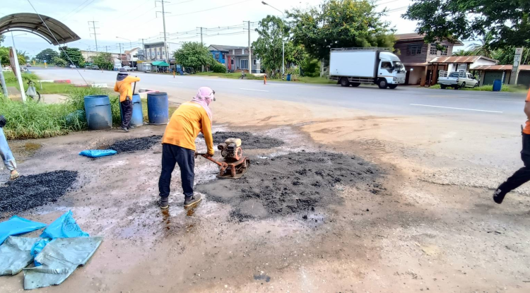 วันที่ 19 มิถุนายน 2568 นางสาวบรรจง เพ็ชรพิมาย นายกเทศมนตรีตำบลตลาดแค มอบหมายให้เจ้าหน้าที่เทศบาลตำบลตลาดแค ลงพื้นที่ดำเนินการซ่อมแซมถนนเทศบาลซอย 9 ที่เป็นหลุมเป็นบ่อ เพื่อบรรเทาความเดือดร้อนให้กับประชาชนที่ใช้ทางสัญจร