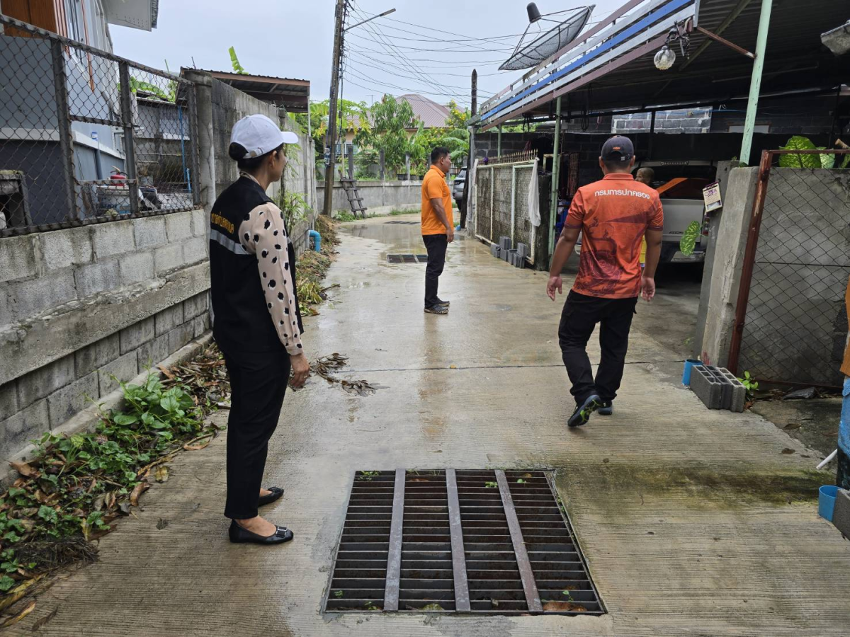 วันที่ 3 กรกฏาคม 2568 นางสาวบรรจง เพ็ชรพิมาย นายกเทศมนตรีตำบลตลาดแค พร้อมด้วยเจ้าหน้าที่งานป้องกันและบรรเทาสาธารณภัย ลงพื้นที่สำรวจคลองพักน้ำ บริเวณถนนเทศบาลซอย 19 หมู่ที่ 1 เพื่อหาวิธีแก้ไขให้น้ำไหลระบายได้สะดวกยิ่งขึ้น