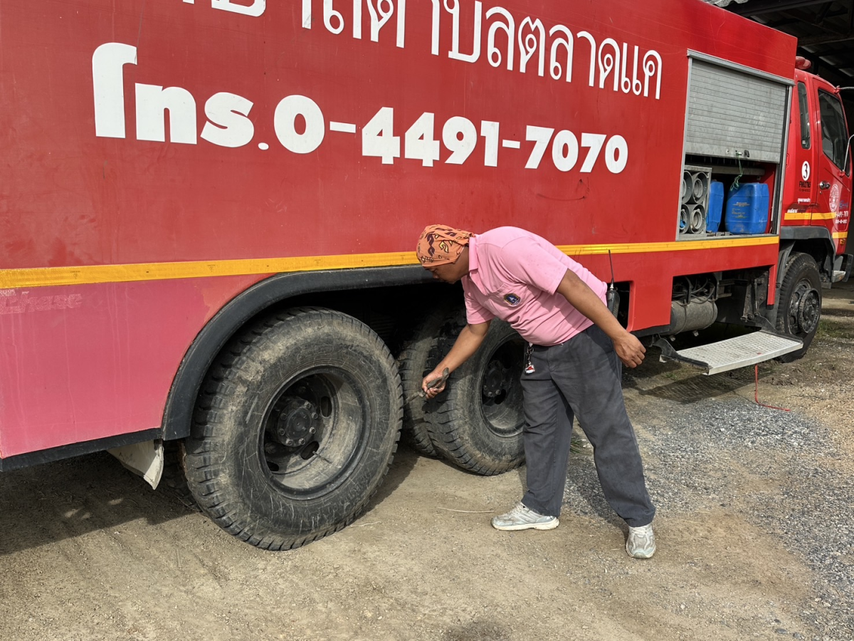 วันที่ 15 กรกฎาคม 2568 นางสาวบรรจง เพ็ชรพิมาย นายกเทศมนตรีตำบลตลาดแค มอบหมายให้เจ้าหน้าที่เทศบาลตำบลตลาดแค ตรวจเช็คสภาพรถบรรทุกน้ำดับเพลิง และตรวจเช็ควัสดุอุปกรณ์สำหรับการระงับเหตุเพลิงไหม้   ให้อยู่ในสภาพที่พร้อมใช้งานตลอดเวลา หากเกิดเหตุฉุกเฉิน