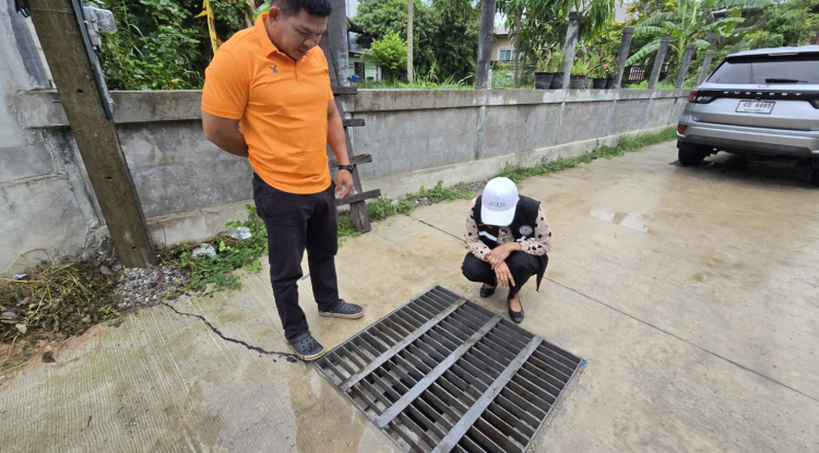 วันที่ 3 กรกฏาคม 2568 นางสาวบรรจง เพ็ชรพิมาย นายกเทศมนตรีตำบลตลาดแค พร้อมด้วยเจ้าหน้าที่งานป้องกันและบรรเทาสาธารณภัย ลงพื้นที่สำรวจคลองพักน้ำ บริเวณถนนเทศบาลซอย 19 หมู่ที่ 1 เพื่อหาวิธีแก้ไขให้น้ำไหลระบายได้สะดวกยิ่งขึ้น