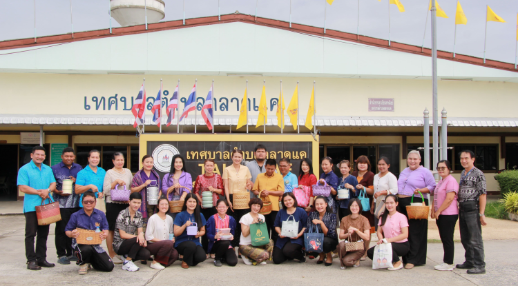 วันที่ 4 กรกฎาคม 2568  เทศบาลตำบลตลาดแค นำโดยนางสาวบรรจง เพ็ชรพิมาย นายกเทศมนตรีตำบลตลาดแค พร้อมด้วยคณะผู้บริหาร เจ้าหน้าที่เทศบาลจำบลตลาดแค พร้อมใจกันร่วมรณรงค์กิจกรรมนุ่งผ้าไทย ใส่ผ้าซิ่น หิ้วปิ่นโต โชว์ถุงผ้า ห่อข้าวมารับประทานร่วมกัน