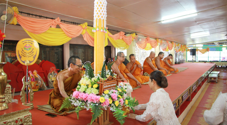 วันที่ 9 กรกฎาคม 2568 นางสาวบรรจง เพ็ชรพิมาย นายกเทศมนตรีตำบลตลาดแค พร้อมด้วย คณะผู้บริหาร สมาชิกสภาเทศบาล  ร่วมกิจกรรมกับโรงเรียนเทศบาลตลาดแค ถวายเทียนพรรษา เนื่องในวันอาสาฬหบูชาและเทศกาลเข้าพรรษา ประจำปี 2568 เพื่อเป็นการอนุรักษ์ สืบทอดประเพณีและวัฒนธรรมทางพระพุทธศาสนา ณ วัดตลาดแค 