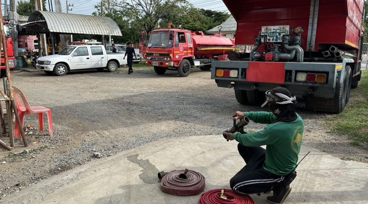 วันที่ 15 กรกฎาคม 2568 นางสาวบรรจง เพ็ชรพิมาย นายกเทศมนตรีตำบลตลาดแค มอบหมายให้เจ้าหน้าที่เทศบาลตำบลตลาดแค ตรวจเช็คสภาพรถบรรทุกน้ำดับเพลิง และตรวจเช็ควัสดุอุปกรณ์สำหรับการระงับเหตุเพลิงไหม้   ให้อยู่ในสภาพที่พร้อมใช้งานตลอดเวลา หากเกิดเหตุฉุกเฉิน